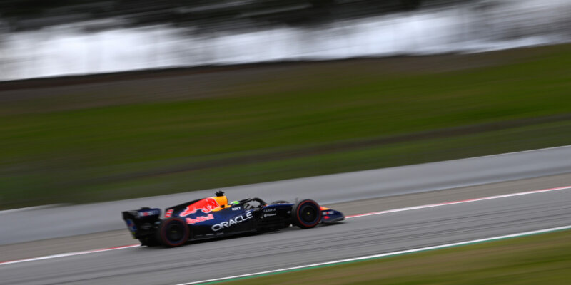 Isack Hadjar, Oracle Red Bull Racing RB22 testipäeval, Foto: Rudy Carezzevoli/Getty Images
