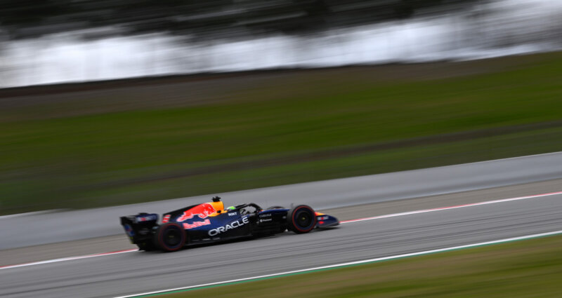 Isack Hadjar, Oracle Red Bull Racing RB22 testipäeval, Foto: Rudy Carezzevoli/Getty Images