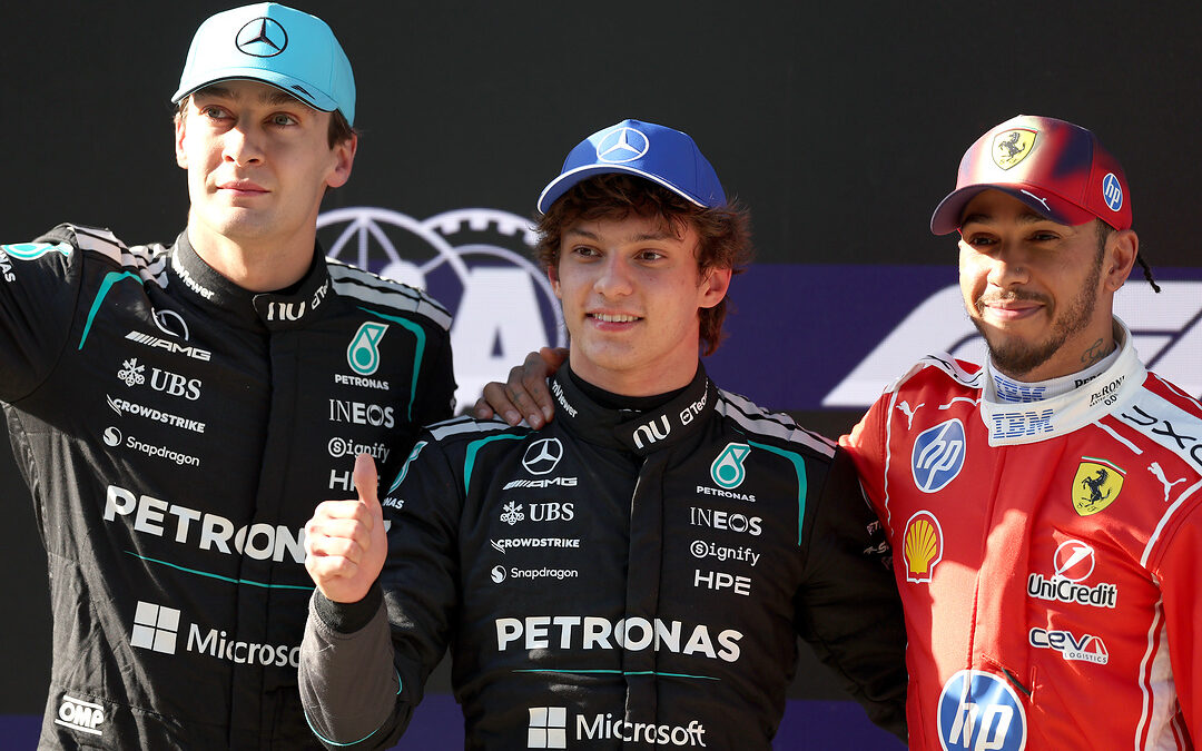 Vasakult, George Russell, Andrea Kimi Antonelli, Lewis Hamilton, Foto: Dom Gibbons/LAT Images / / Mercedes AMG Petronas