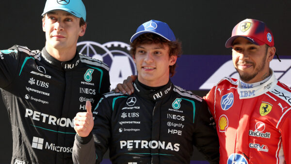 Vasakult, George Russell, Andrea Kimi Antonelli, Lewis Hamilton, Foto: Dom Gibbons/LAT Images / / Mercedes AMG Petronas