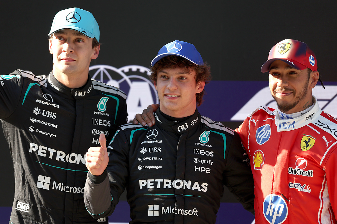 Vasakult, George Russell, Andrea Kimi Antonelli, Lewis Hamilton, Foto: Dom Gibbons/LAT Images / / Mercedes AMG Petronas