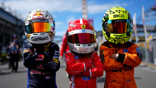SUZUKA, JAPAN 26: Young fans, Ferrari Red Bull. Foto: Alex Bierens de Haan/LAT Images / Getty Images / Red Bull Content Pool
